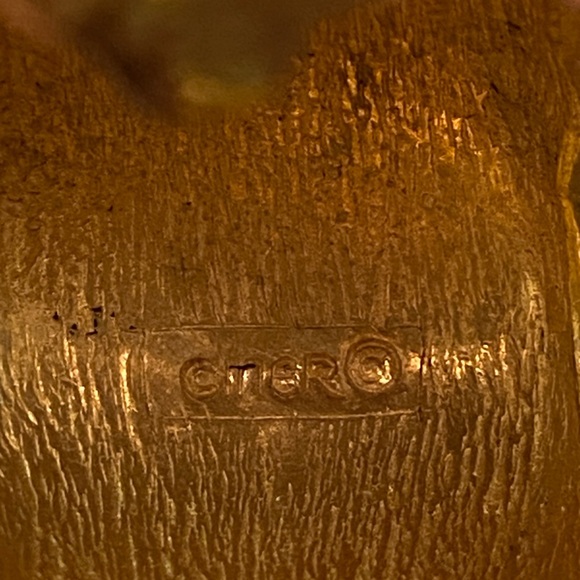 Pair vintage CINER clip earrings w pave set rhinestones & chevron design. Signed - Picture 3 of 5